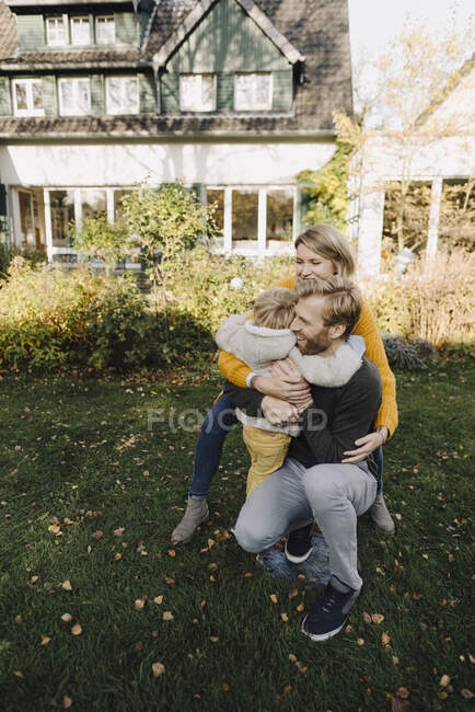 Heureuse famille affectueuse dans le jardin — Photo de stock