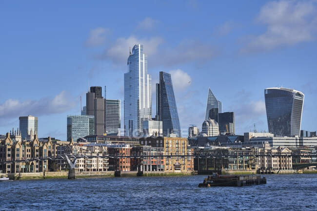 Reino Unido, Inglaterra, Londres, Barca navegando sob Millennium Bridge com skyline cidade no fundo — Fotografia de Stock