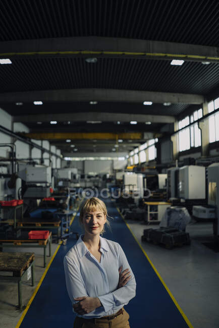 Портрет уверенной предпринимательницы на заводе — стоковое фото