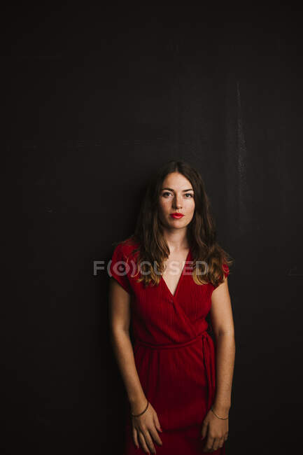 Ritratto di giovane donna vestita di rosso — Foto stock