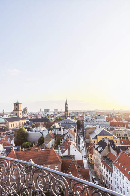 Дания, Коппель, чистое небо над горизонтом старого города в сумерках — стоковое фото