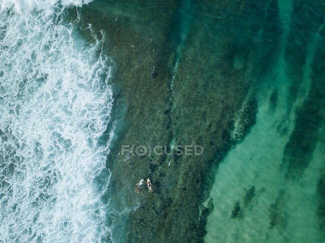 Indonesia, Sumbawa, Veduta aerea dei surfisti in mare — Foto stock