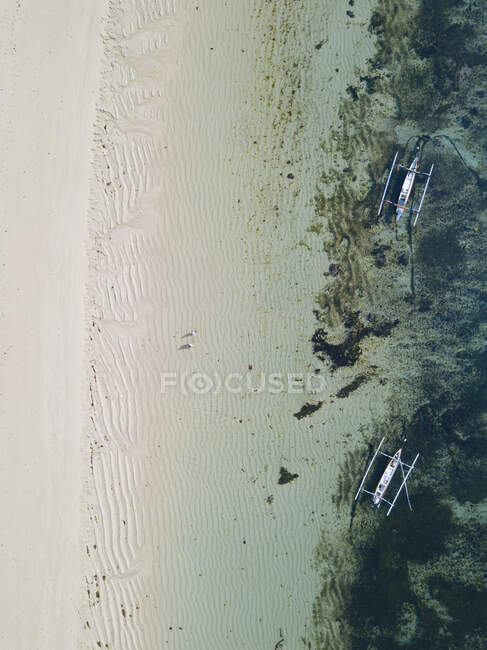 Indonésie, Bali, Nusa Dua plage, Vue aérienne des bateaux à balancier ancrés sur la mer — Photo de stock