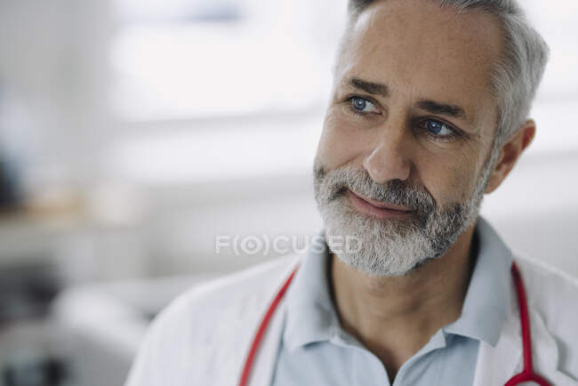 Ritratto di medico maturo dagli occhi azzurri con stetoscopio — Foto stock