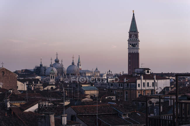 Італія, Венеція, Cityscape with St. Marks basilica campanile at sunset — стокове фото