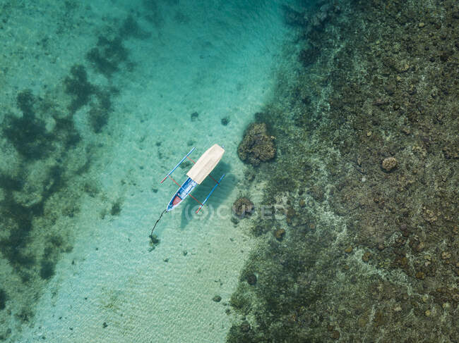 Indonésie, Subawa, Vue aérienne du canot stabilisateur — Photo de stock