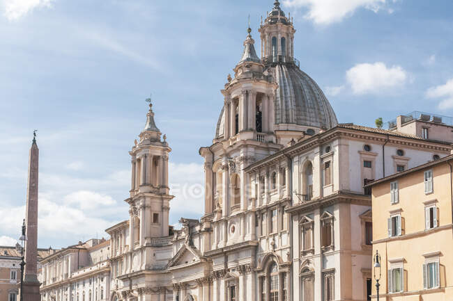 Italia, Roma, Veduta ad angolo basso di Sant Agnese nella chiesa di Agone con l'obelisco di Agonalis sullo sfondo — Foto stock