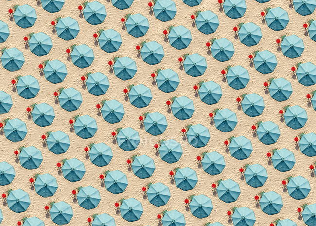 Vista aerea di file di ombrelloni color turchese — Foto stock