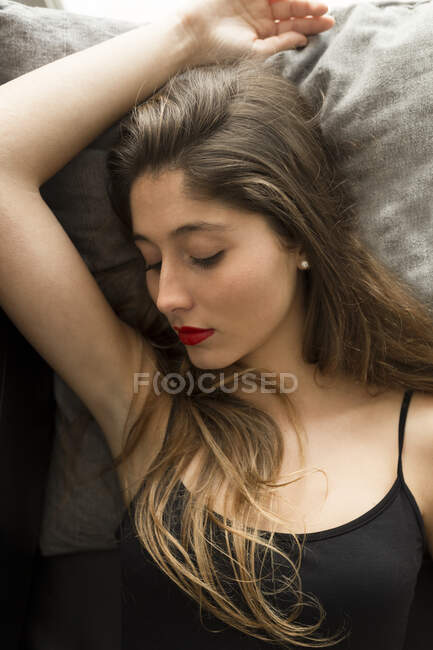Портрет спящей молодой женщины с красными губами — стоковое фото