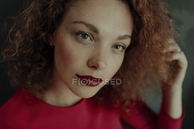 Портрет рыжеволосой женщины, рука об волосы — стоковое фото