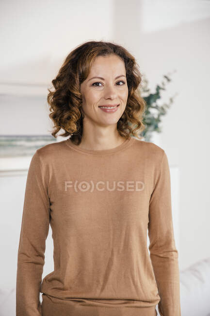 Ritratto di donna bruna sorridente a casa — Foto stock