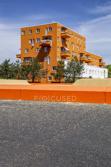 Germany, Bavaria, Munich, Orange painted residential building in Theresienpark — Stock Photo