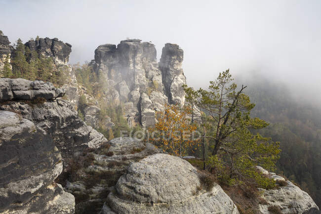 Alemanha, Saxônia, Rathen, formação rochosa Bastei no outono — Fotografia de Stock