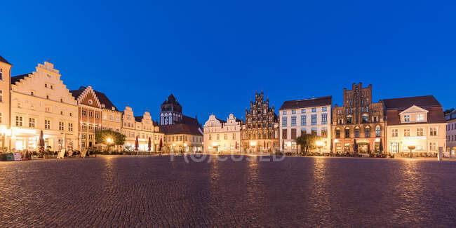 Alemania, Mecklemburgo-Pomerania Occidental, Greifswald, Plaza del mercado iluminada al atardecer - foto de stock