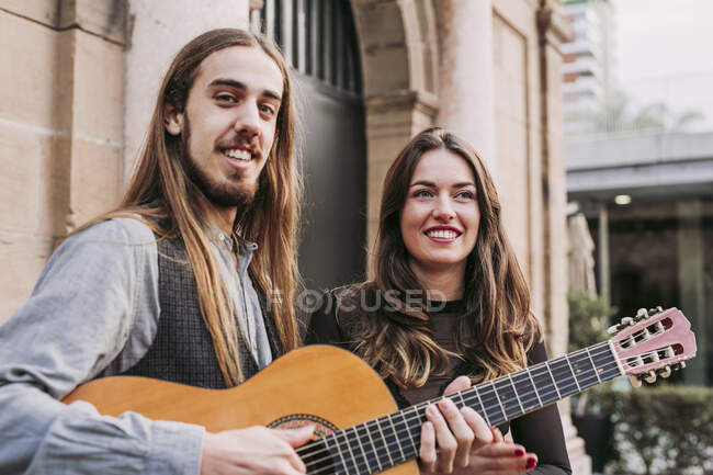 Ritratto di due giovani musicisti sorridenti in città — Foto stock