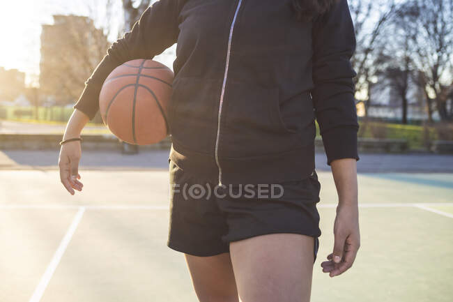 Metà sezione di giocatore di basket femminile sul campo — Foto stock