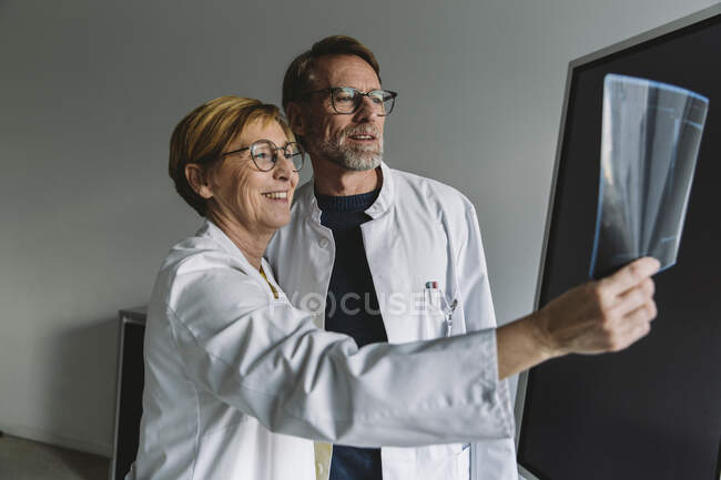 Два врача обсуждают рентгеновское изображение — стоковое фото