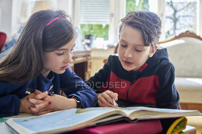 Brother and sister learing at home during school closure — Stock Photo