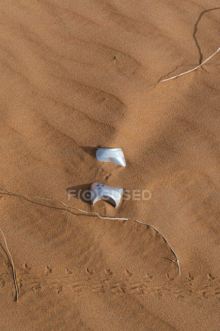 Баночки с напитком в песчаных дюнах в Фара-Дезерте, Мугуга, Моро — стоковое фото