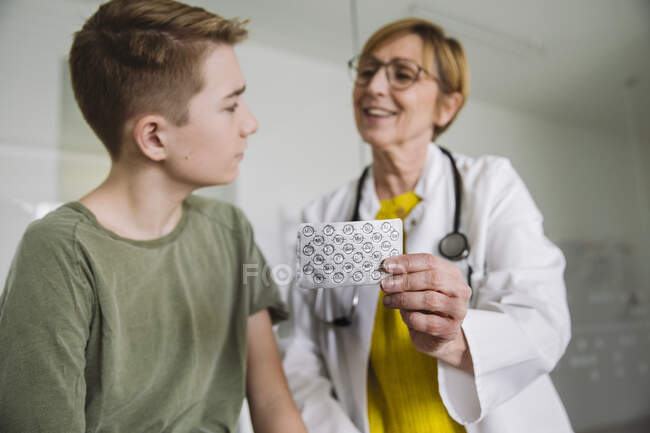 Arzt erklärt Teenager in Arztpraxis Medikamente — Stockfoto