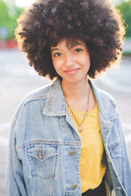 Retrato de mujer joven con peinado afro en la ciudad — gente, Casual -  Stock Photo | #472793550