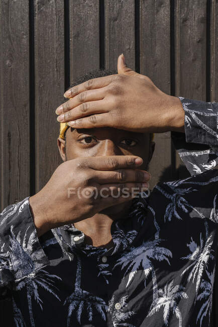 Ritratto di uomo con le mani sul viso — Foto stock