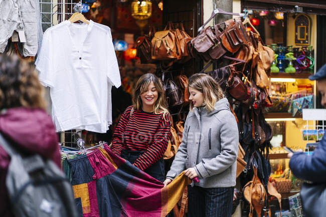 Two happy young women shopping in the city — Stock Photo