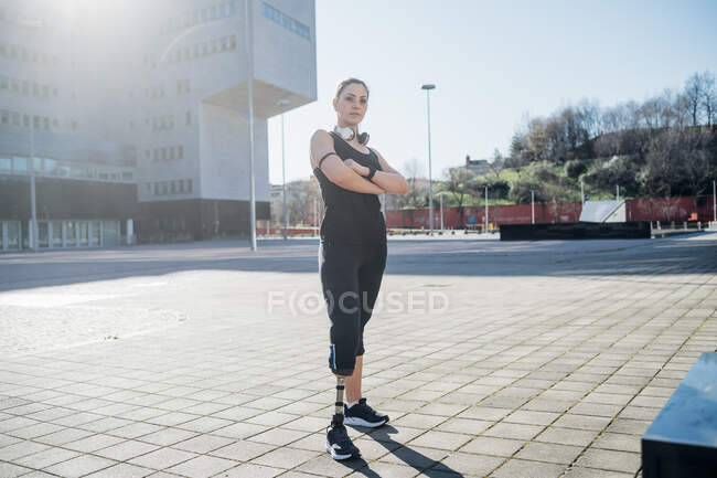 Ritratto di giovane donna sportiva sicura di sé con protesi alle gambe in città — Foto stock