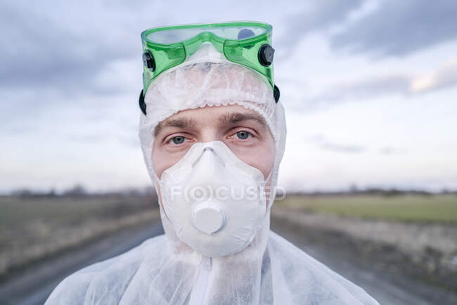 Retrato del hombre con traje protector y máscara - foto de stock