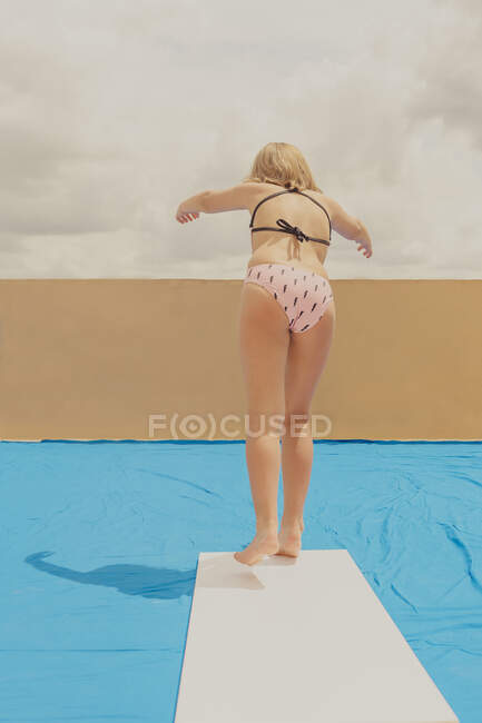 Vista trasera de la chica jugando piscina en la terraza de la azotea - foto de stock