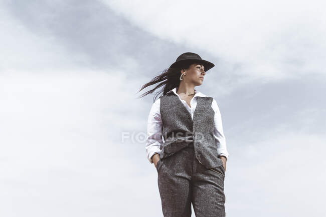 Giovane donna alla moda in piedi contro il cielo guardando la distanza, Marocco — Foto stock