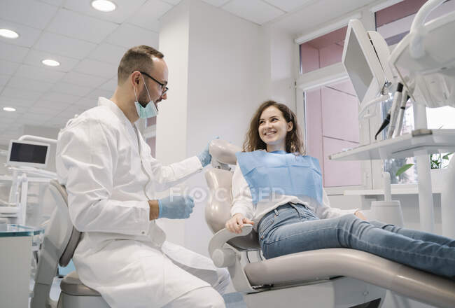 Jovem recebendo tratamento odontológico na clínica — Fotografia de Stock