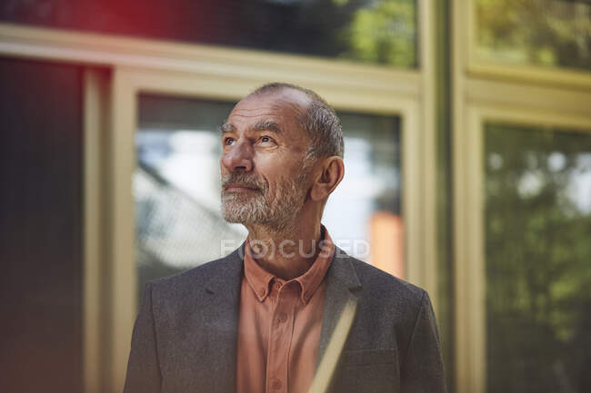 Uomo d'affari anziano in città, ritratto — Foto stock