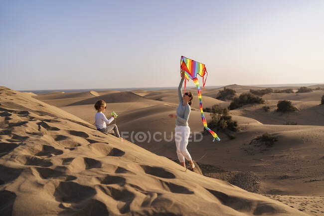 Mère et fille cerf-volant dans les dunes de sable, Gran Canaria, Espagne — Photo de stock
