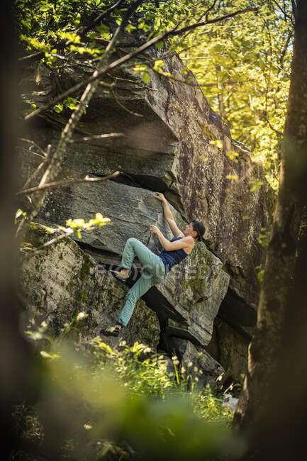 Scalatrice boulder su roccia, Avegno, Ticino, Svizzera — Foto stock