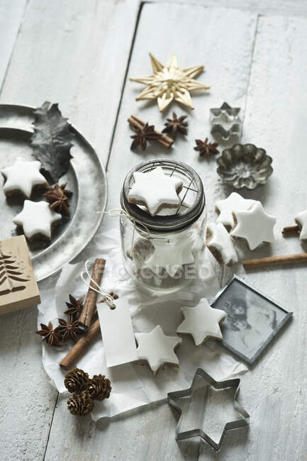 Sternkekse, Zimtstangen, altes Foto, Tannenzapfen, Ausstecher, Sternanis, Glas und Weihnachtsdekoration — Stockfoto