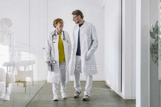 Dois médicos discutem acordar no corredor — Fotografia de Stock