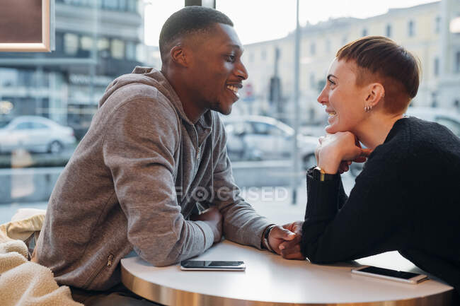 Усміхнена молода пара у кафе. — стокове фото
