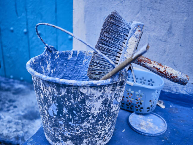 Morocco, Chefchaouen Province, Chefchaouen, Paintbrush and metal bucket covered in blue paint — Stock Photo