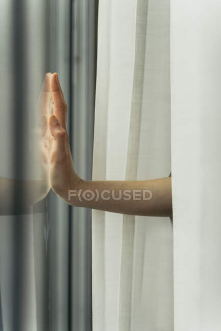 Рука жінки, що торкається віконної панелі. — стокове фото