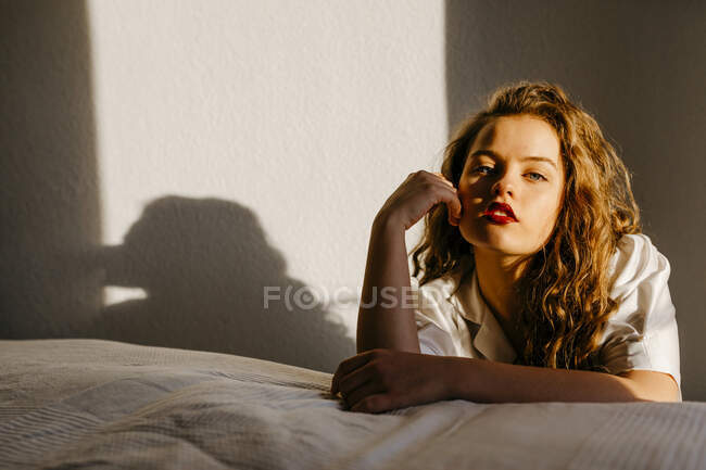 Retrato de bela jovem no quarto em casa — Fotografia de Stock