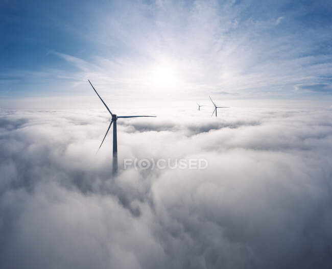 Germania, Veduta aerea delle turbine eoliche avvolte dalle nuvole all'alba — Foto stock