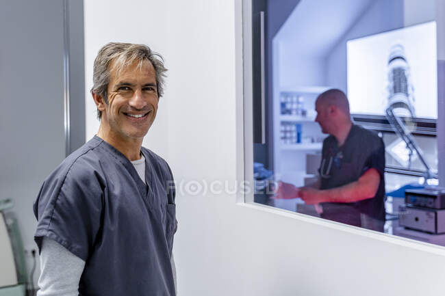 Portrait d'homme souriant dans une clinique vétérinaire — Photo de stock
