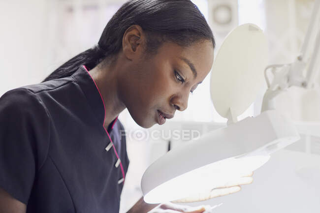Retrato de assistente dentário no trabalho — Fotografia de Stock