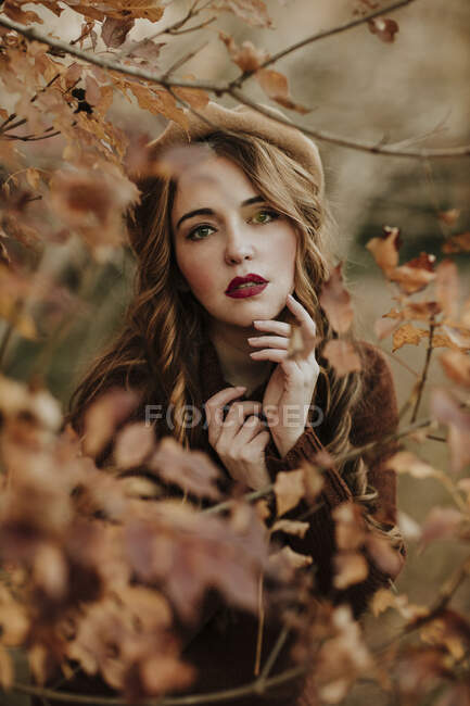 Portrait de femme à la mode en automne — Photo de stock