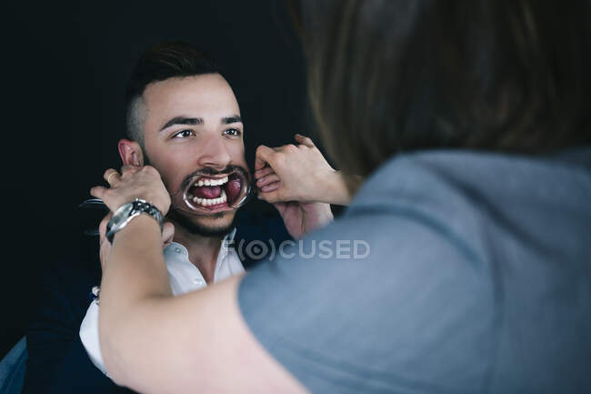 Retrato del hombre que recibe tratamiento dental - foto de stock
