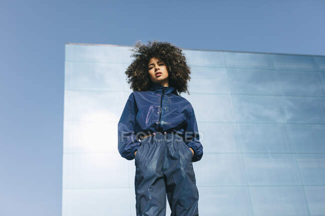 Retrato de jovem mulher elegante vestindo traje de treino ao ar livre — Fotografia de Stock