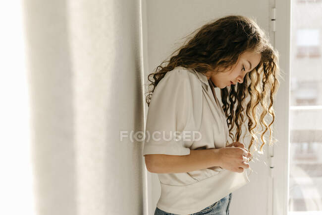 Portrait de jeune femme blonde à la maison au soleil — Photo de stock