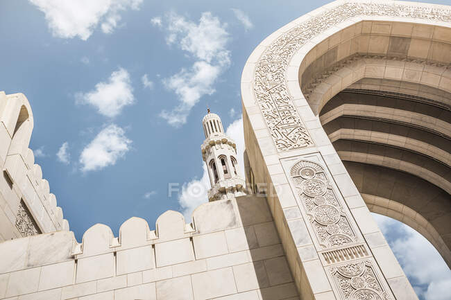 Oman, Moscato, Vista ad angolo basso dell'arco esterno della Grande Moschea del Sultano Qaboos — Foto stock