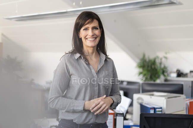 Портрет улыбающейся деловой женщины в офисе — стоковое фото